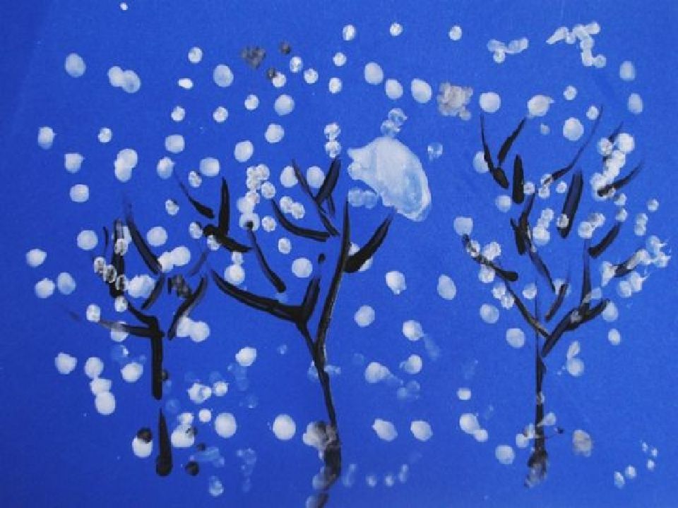 Деревья в снегу вторая младшая группа. Рисование зимних деревьев. Рисование ватными палочками зима. Деревья в снегу рисование. Рисование зимнее дерево в средней группе.