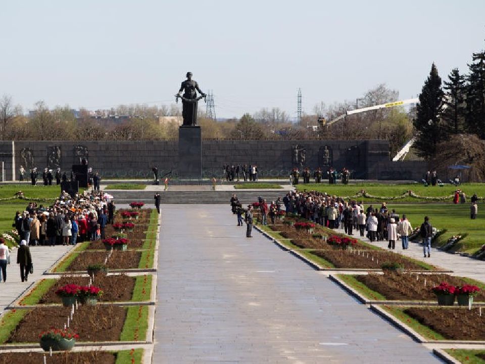 В каком городе находится пискаревское кладбище. Пискаревское кладбище блокада Ленинграда. Пискарёвское кладбище в Ленинграде. Пискарёвское мемориальное кладбище. Мемориальный комплекс в Петербурге. Пискаревское кладбище.